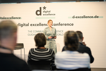 Frau hält auf der digital excellence conference einen Vortrag